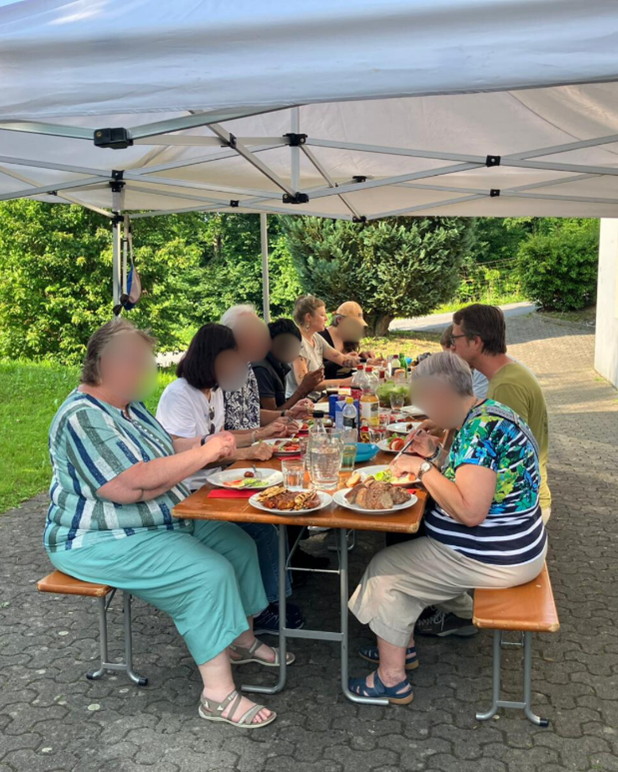 Dank den Grillmeister:innen Chiara und Maurice ging niemand hungrig heim