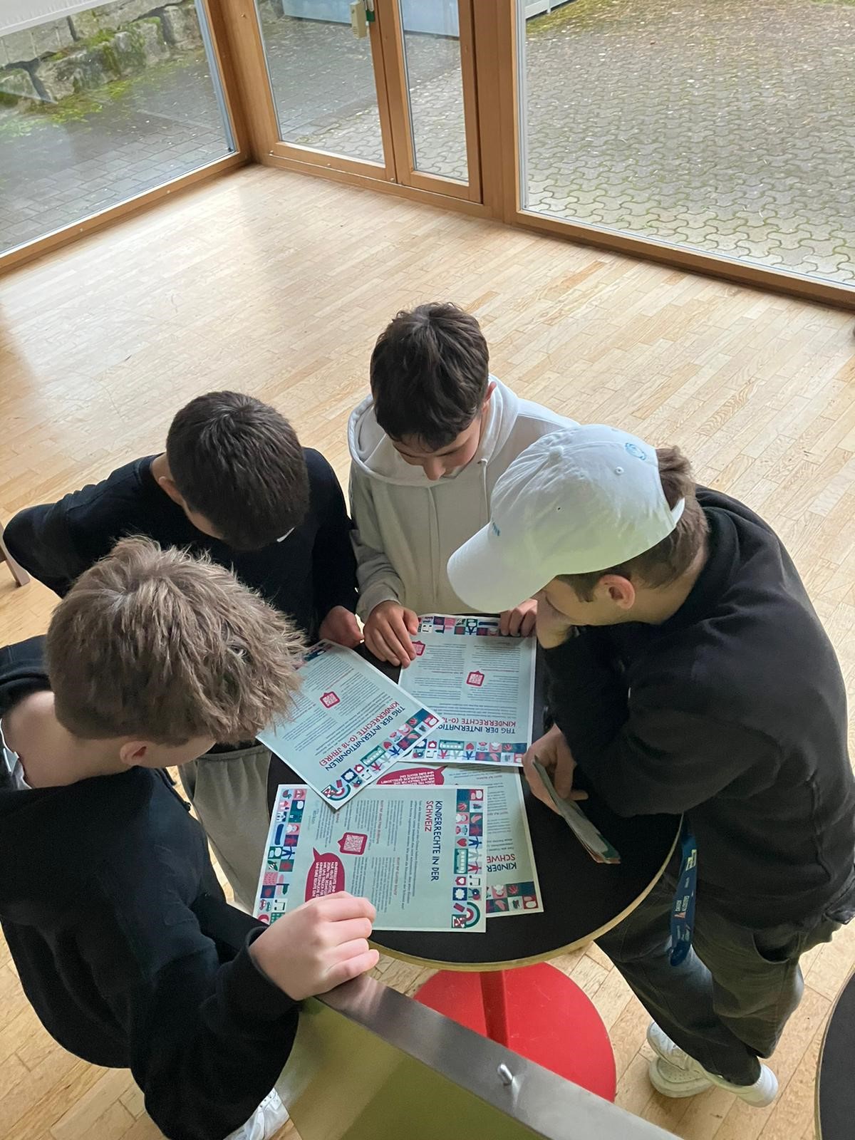 Jugendliche im Phönix mit Maurice (rechts) am Besprechen der Kinderrechte