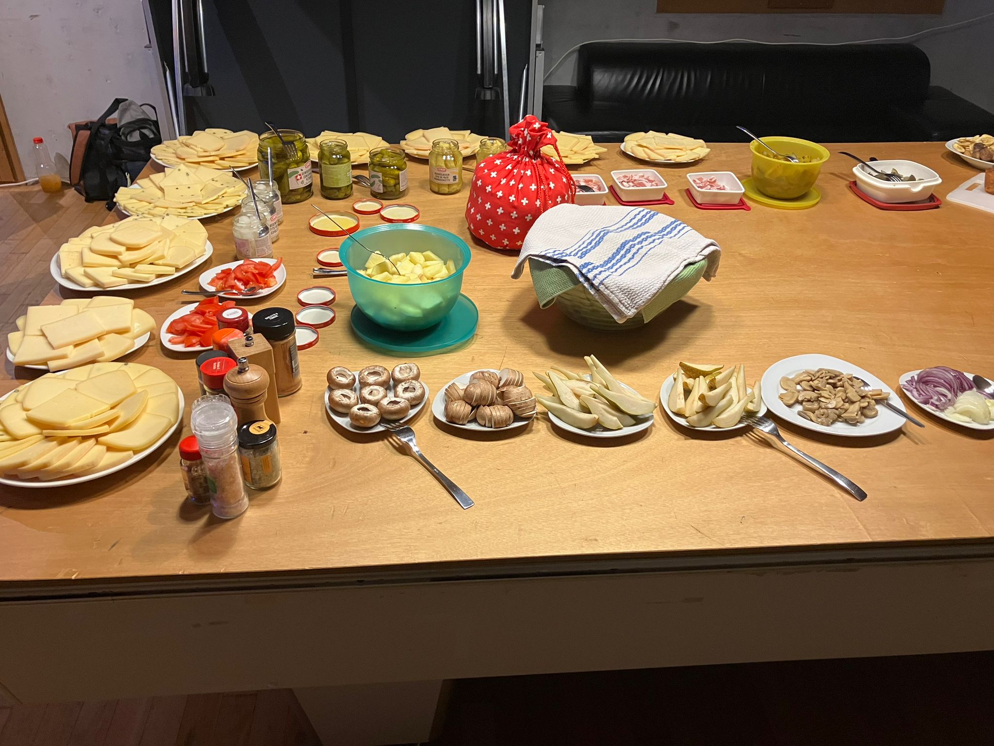 reichliches Buffet für den Raclette-Abend